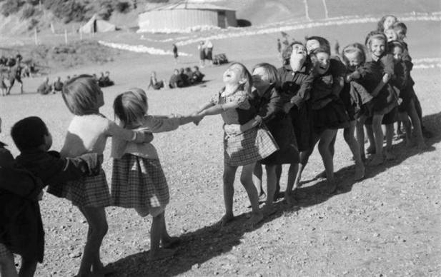 Βούλα Παπαϊωάννου, Παιχνίδια σε κατασκήνωση. 1946. Φωτογραφικά Αρχεία του Μουσείου Μπενάκη