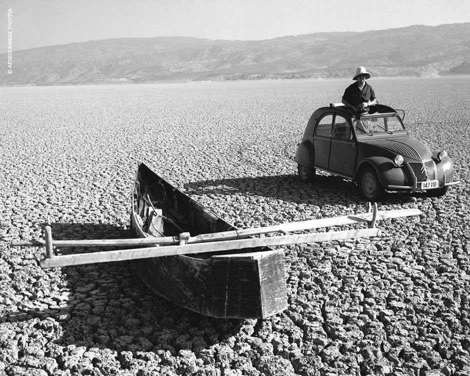 Λίμνη Κάρλα, 1963. Με αριστοτεχνικό τρόπο ο Τάκης Τλούπας απαθανατίζει τον βίαιο θάνατο μιας λίμνης και το τέλος μιας εποχής.