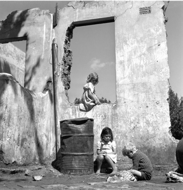 Larrabee 053, Children in ruined building, 1947-48